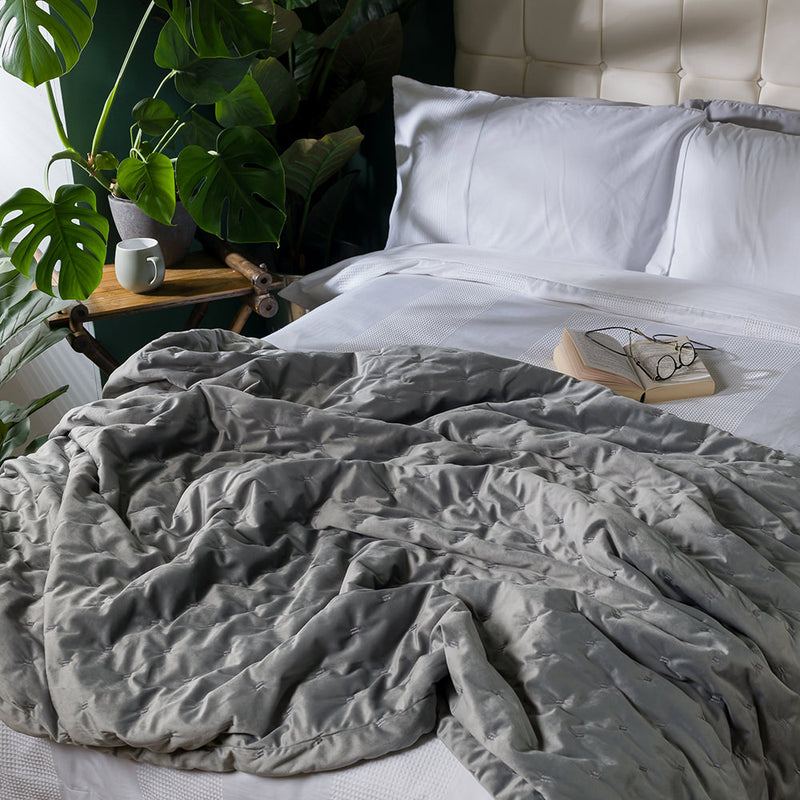 Jeté de lit matelassé en velours Rosa - Gris