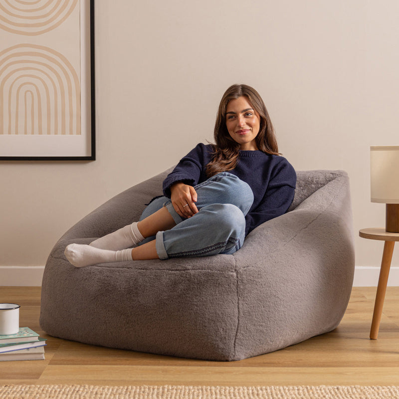 Pouf fauteuil Natalia en fausse fourrure, gris clair