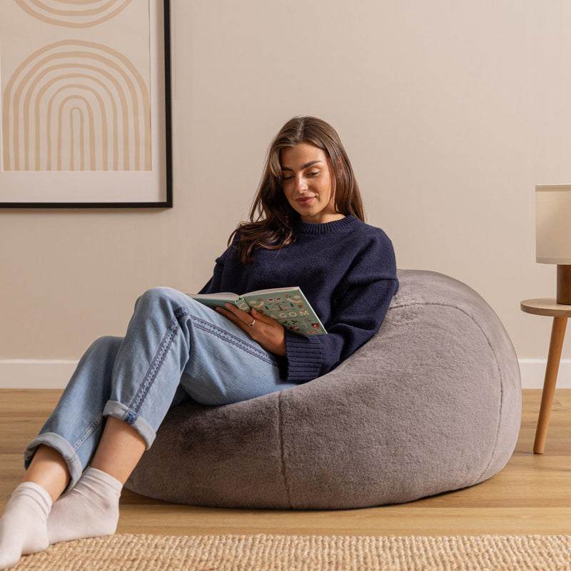 Pouf classique en fausse fourrure Kingston, gris clair