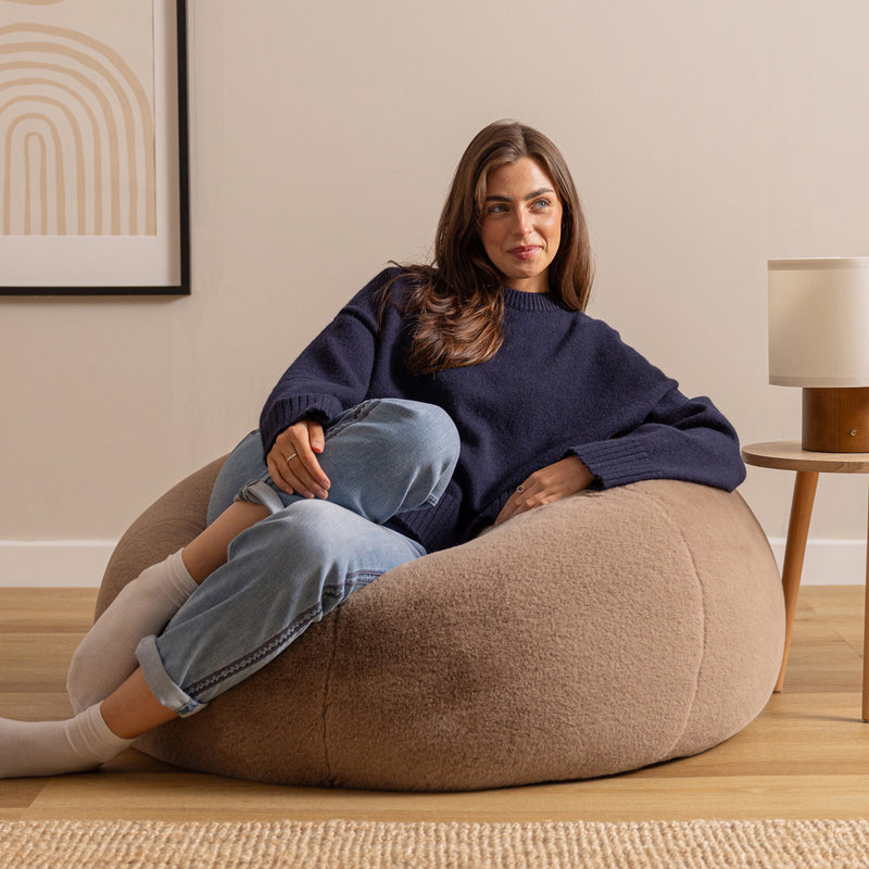 Pouf classique en fausse fourrure Kingston, brun moka