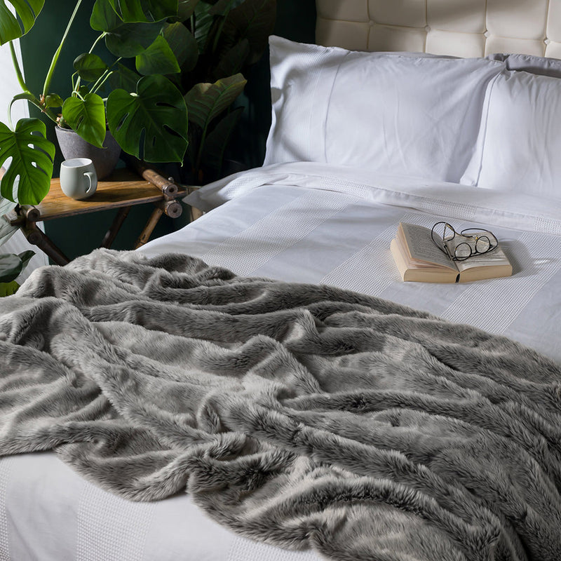 Jeté de lit de luxe en fausse fourrure - Gris